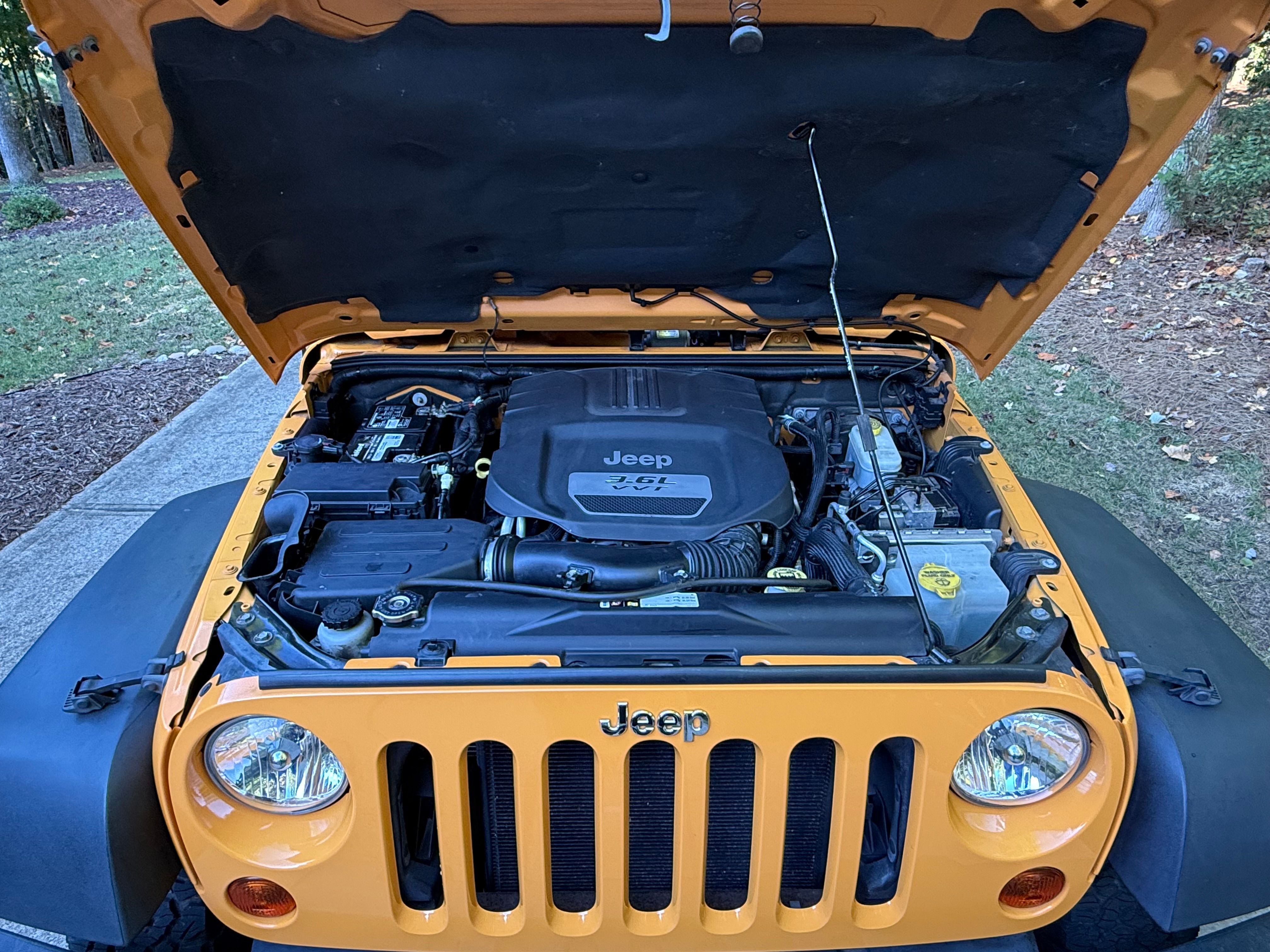 Used 2012 Jeep Wrangler Rubicon w/ Dual Top Group AWD/4WD image 12