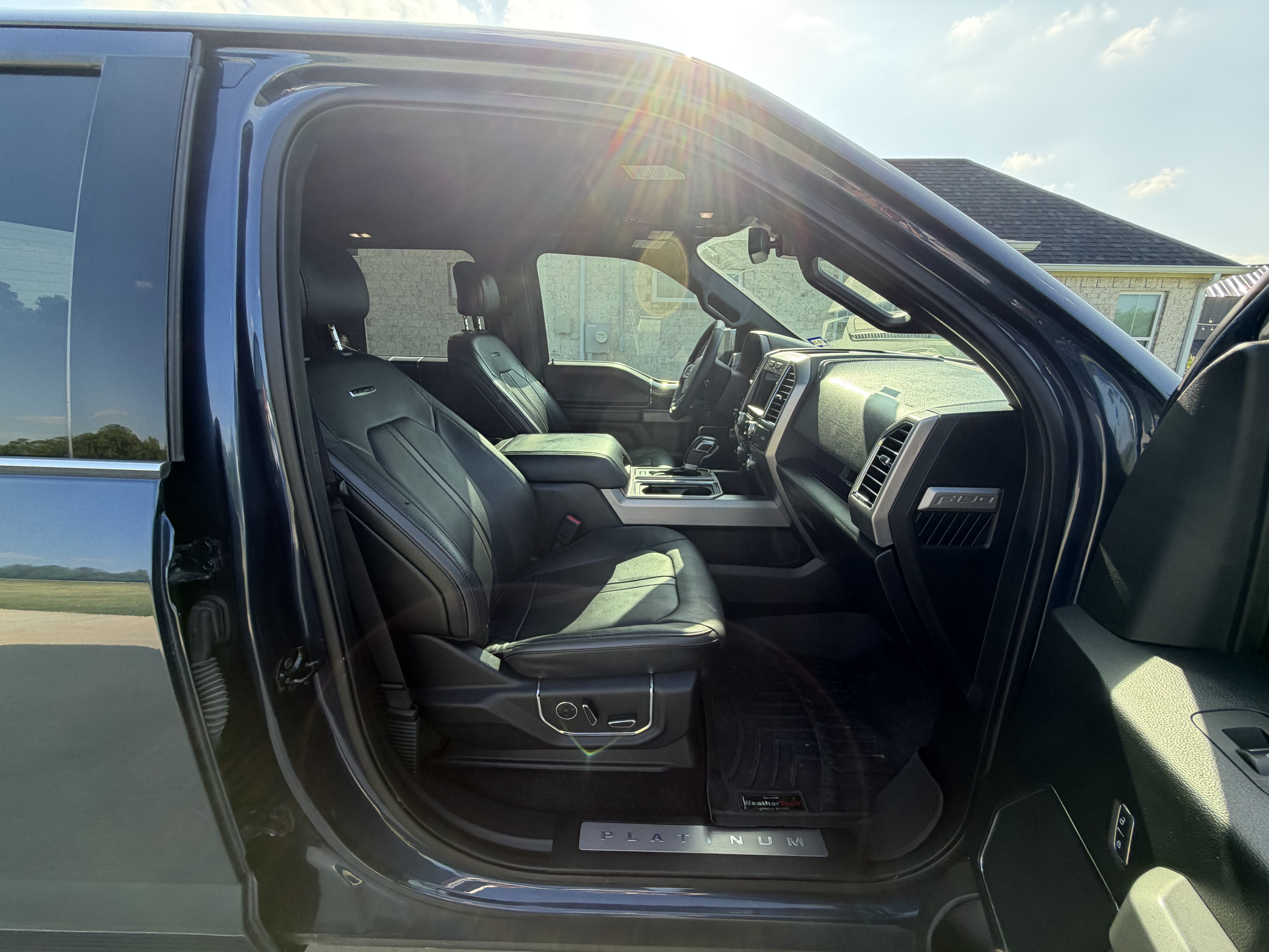 Used 2016 Ford F150 Platinum w/ Equipment Group 701A Luxury AWD/4WD image 11