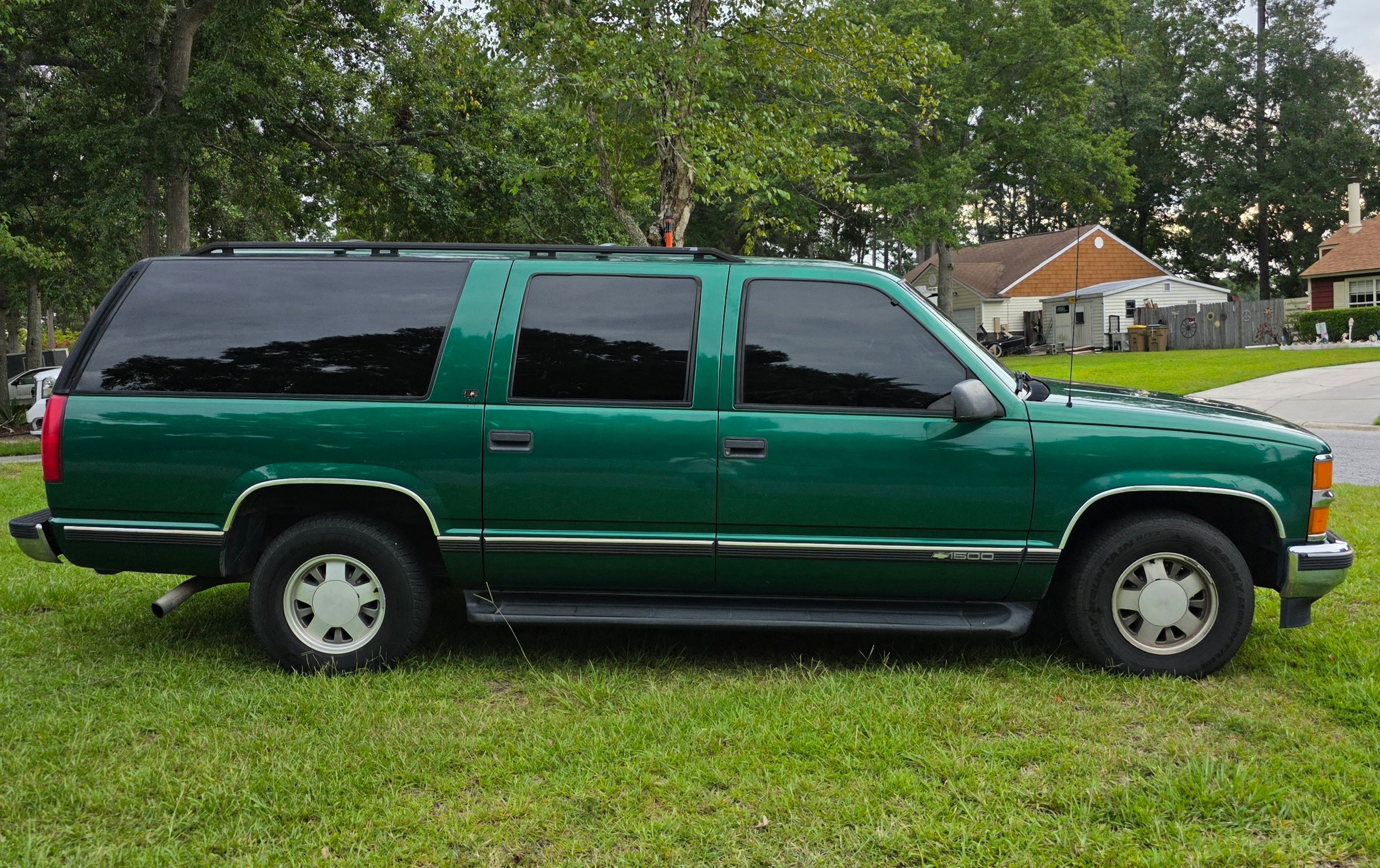 Used 1999 Chevrolet Suburban 2WD w/ Preferred Equipment Group 2 image 4