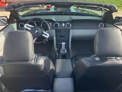Used 2007 Ford Mustang Convertible RWD image 9