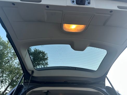 Used 2016 Dodge Grand Caravan SXT w/ UConnect Hands-Free Group image 8