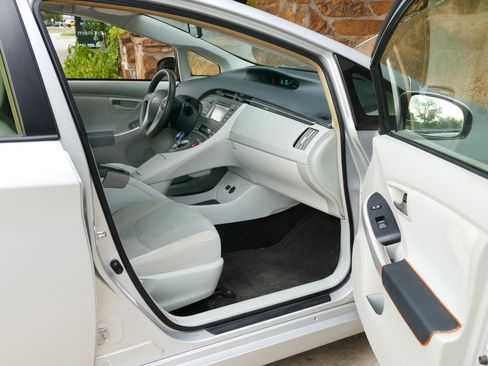 Used 2014 Toyota Prius Four image 10