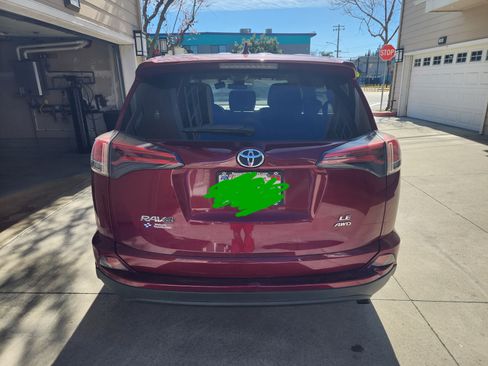 Used 2018 Toyota RAV4 LE w/ All Weather Liner Package image 8