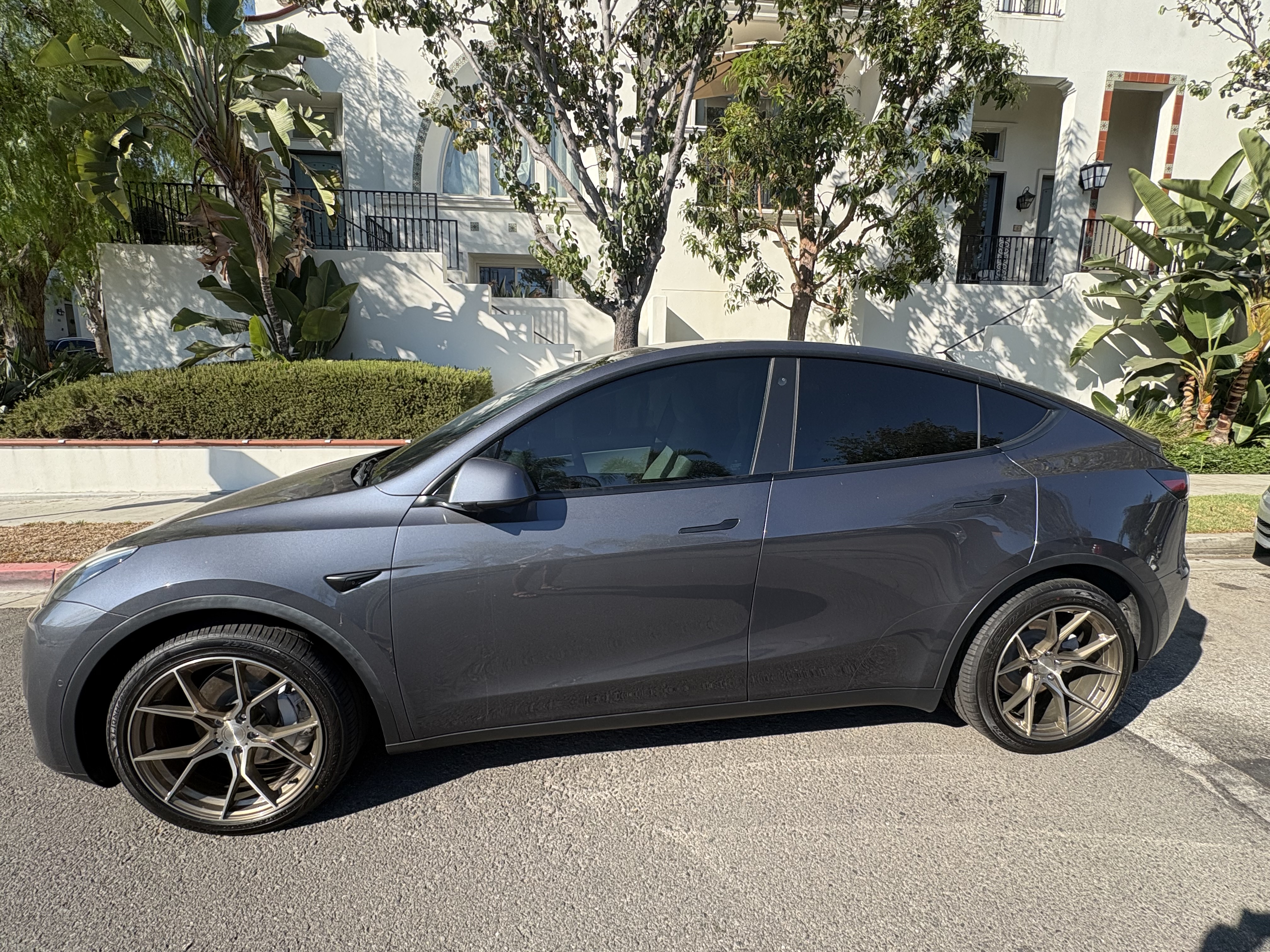 Used 2021 Tesla Model Y Long Range AWD/4WD image 1