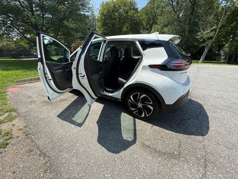 Used 2023 Chevrolet Bolt LT w/ Infotainment Package FWD image 8