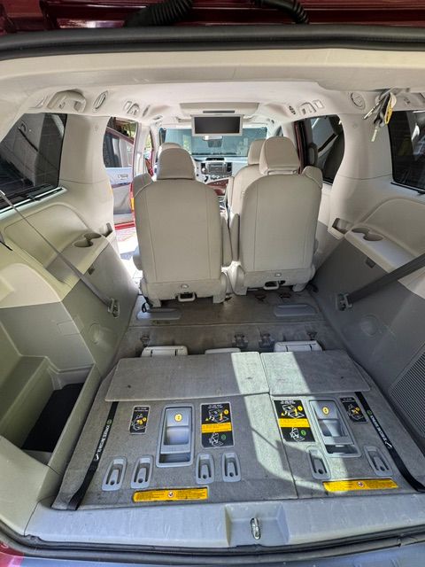 Used 2014 Toyota Sienna XLE w/ XLE Premium Package AWD/4WD image 14