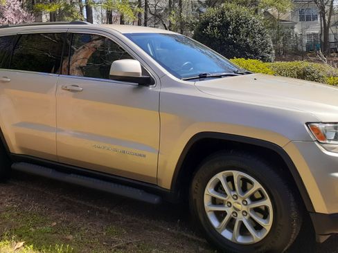 Used 2014 Jeep Grand Cherokee Laredo w/ 18" Wheel & 8.4" Radio Group image 4