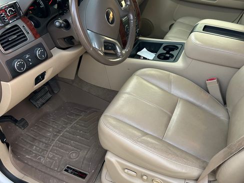 Used 2009 Chevrolet Suburban 2500 LT w/ Luxury Package AWD/4WD image 12