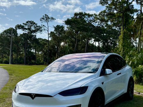 Used 2022 Tesla Model X Plaid image 6