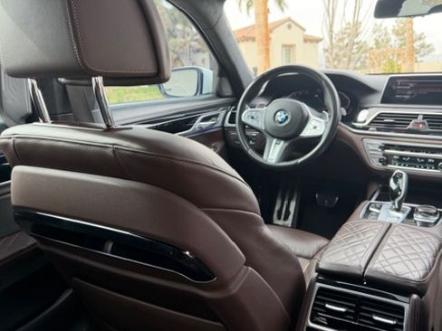Used 2022 BMW 750i xDrive w/ Luxury Rear Seating Package image 9