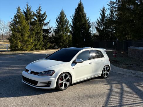 Used 2017 Volkswagen GTI SE image 1