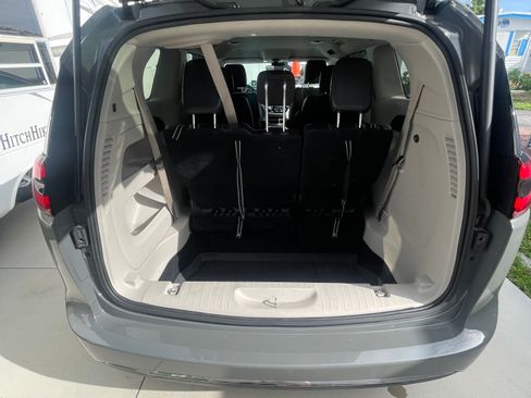 Used 2022 Chrysler Pacifica Touring-L FWD image 6