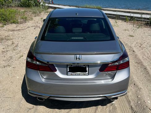 Used 2017 Honda Accord Touring image 10