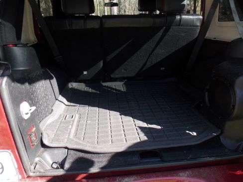 Used 2012 Jeep Wrangler Unlimited Sahara image 13