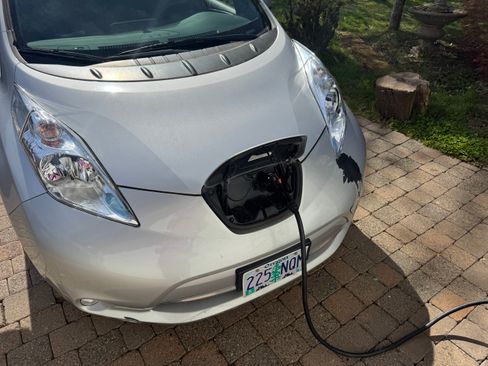 Used 2013 Nissan Leaf SV image 9
