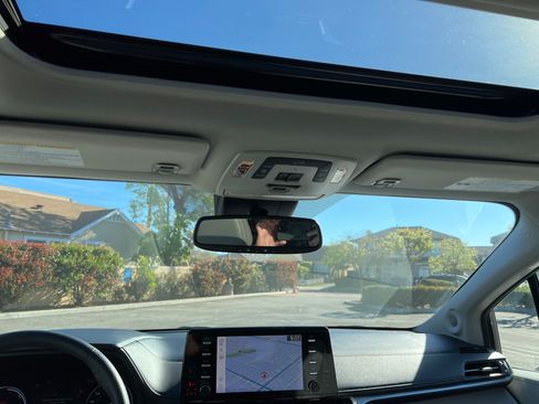 Used 2023 Toyota Sienna Limited image 5