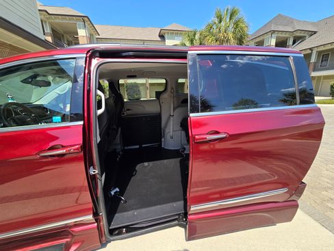 Used 2017 Chrysler Pacifica Touring-L image 10