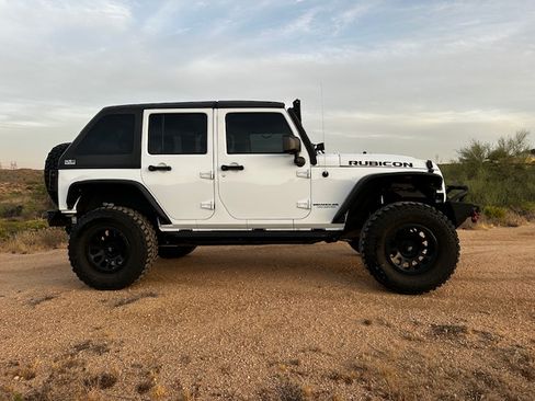 Used 2016 Jeep Wrangler Unlimited Rubicon w/ Connectivity Group AWD/4WD image 6