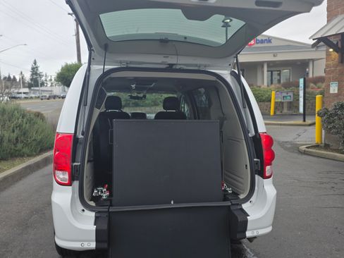 Used 2016 Dodge Grand Caravan SXT w/ Rear Park Assist Package image 8