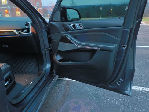 Used 2019 BMW X5 xDrive50i w/ M Sport Package image 12