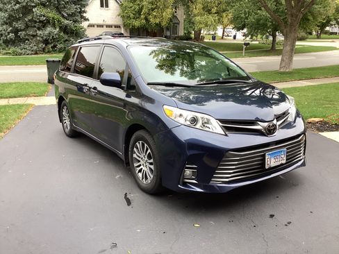 Used 2020 Toyota Sienna XLE image 1