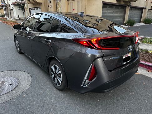 Used 2018 Toyota Prius Prime Premium image 10