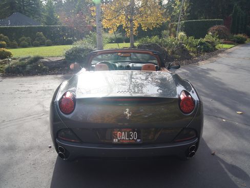 Used 2013 Ferrari California image 21