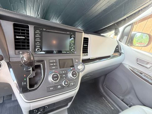 Used 2020 Toyota Sienna XLE Premium FWD image 21