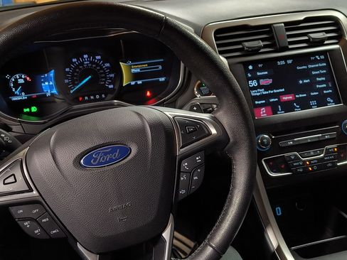 Used 2017 Ford Fusion SE w/ Fusion SE Technology Package image 14