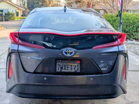 Used 2017 Toyota Prius Prime Premium image 4