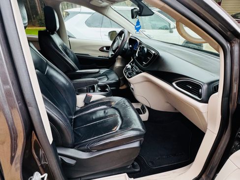 Used 2017 Chrysler Pacifica Touring-L image 14