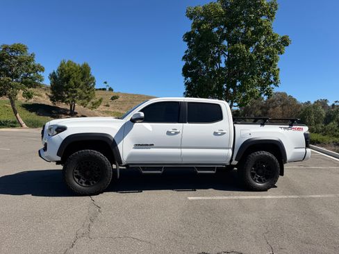 Used 2021 Toyota Tacoma TRD Off-Road w/ Technology Package AWD/4WD image 10
