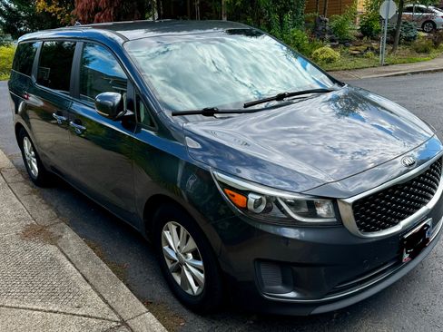 Used 2017 Kia Sedona LX FWD image 4