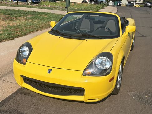 Used 2001 Toyota MR2 RWD image 2
