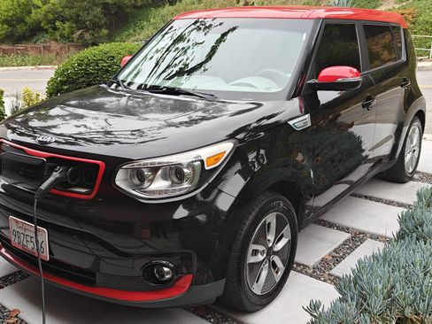 Used 2017 Kia Soul EV + image 2