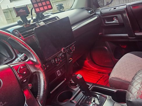 Used 2014 Toyota 4Runner SR5 image 10