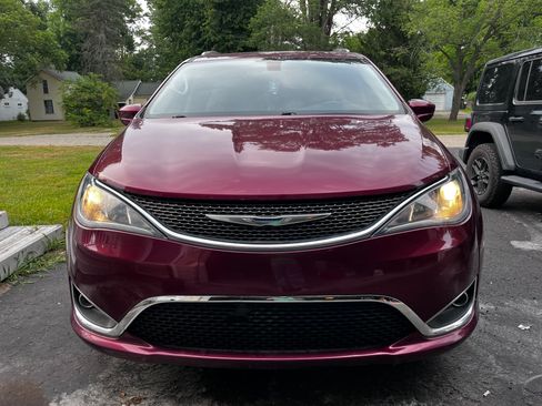 Used 2018 Chrysler Pacifica Touring-L FWD image 2