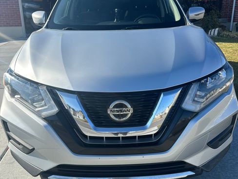 Used 2019 Nissan Rogue SV image 2