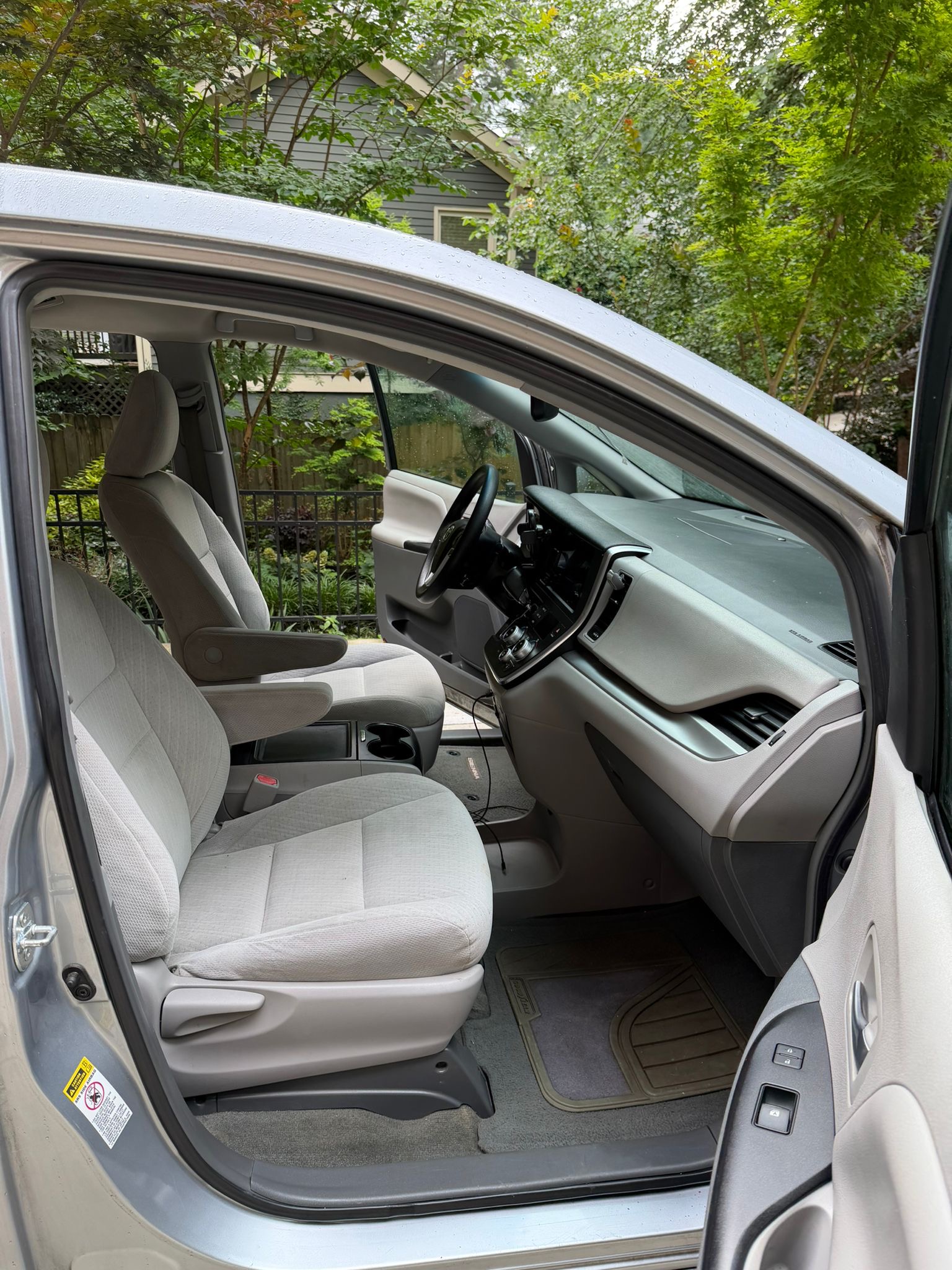 Used 2016 Toyota Sienna LE FWD image 2