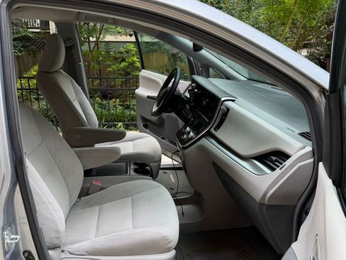Used 2016 Toyota Sienna LE FWD image 2