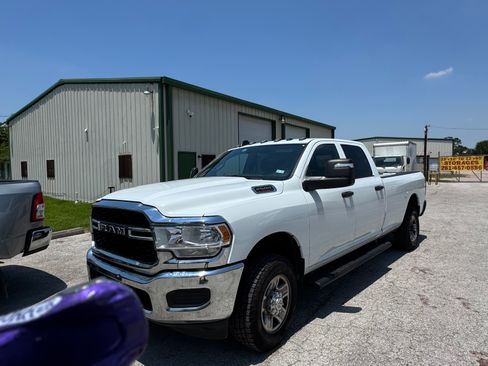 Used 2024 RAM 2500 Tradesman w/ Chrome Appearance Group AWD/4WD image 11