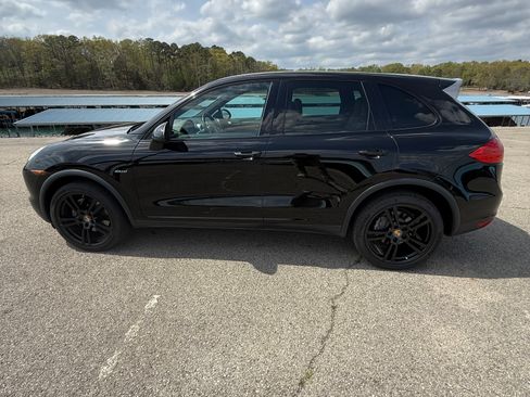 Used 2014 Porsche Cayenne Diesel Platinum Edition image 2
