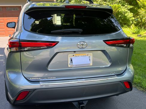 Used 2023 Toyota Highlander XLE AWD/4WD image 5