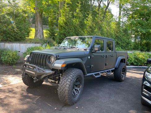 Used 2021 Jeep Gladiator Overland w/ Popular Equipment Package image 3