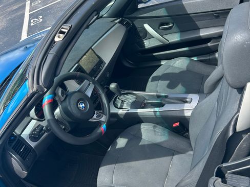 Used 2005 BMW Z4 2.5i image 13