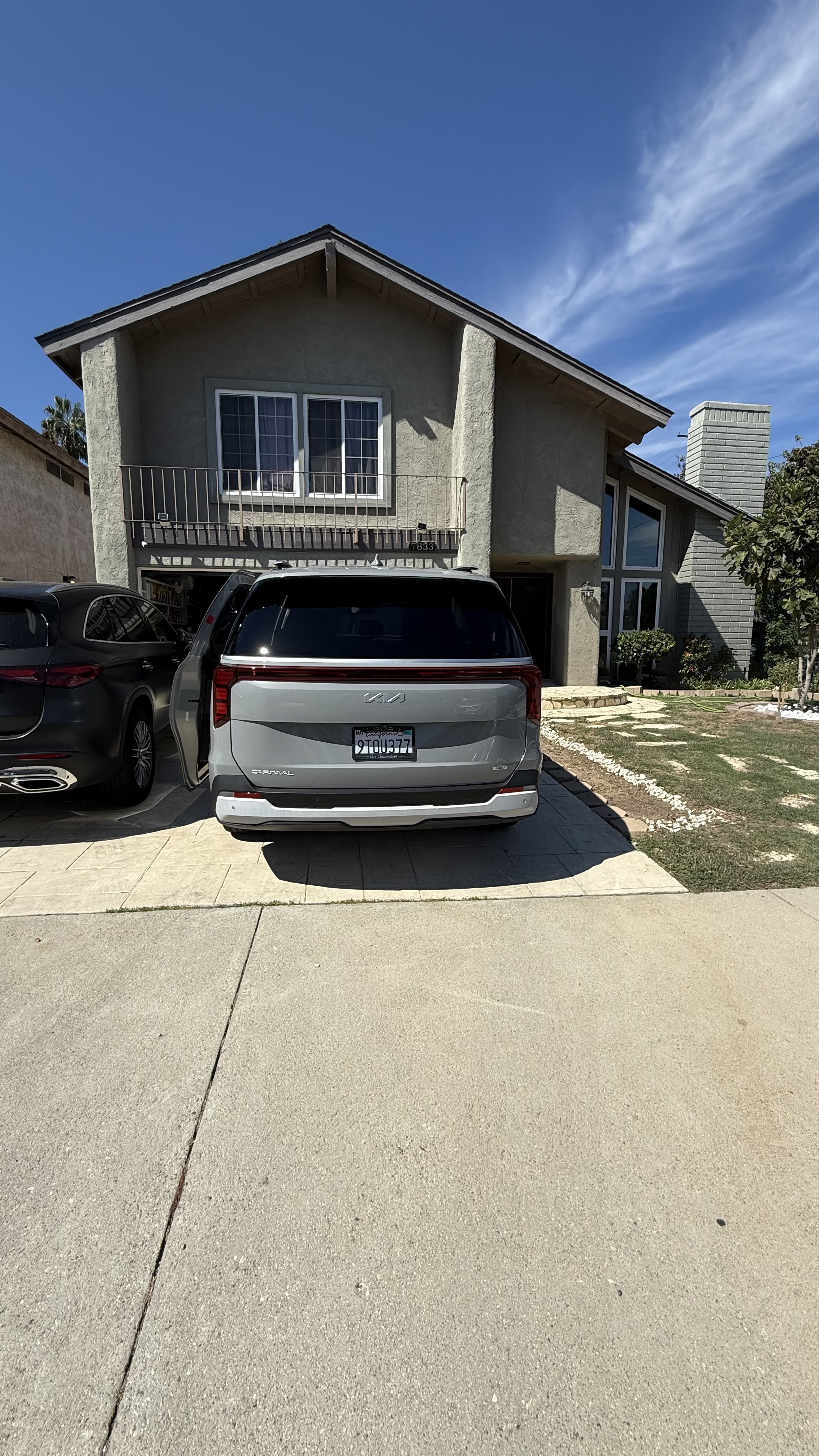 Used 2025 Kia Carnival EX FWD image 11