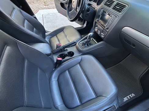 Used 2017 Volkswagen Jetta SE image 6