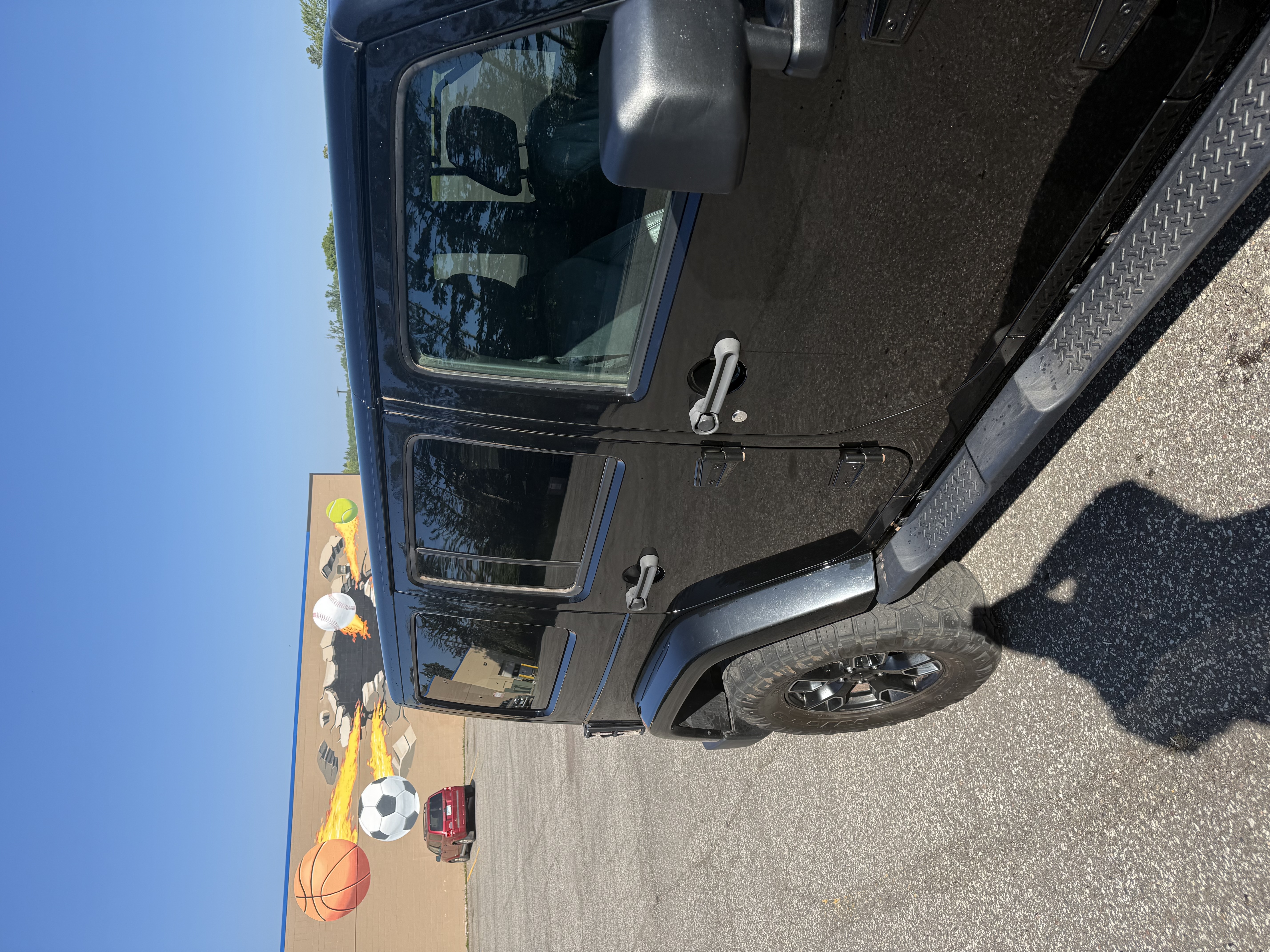 Used 2018 Jeep Wrangler Unlimited Sahara AWD/4WD image 4