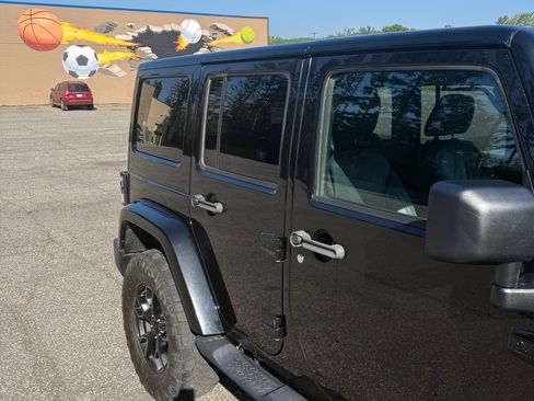 Used 2018 Jeep Wrangler Unlimited Sahara AWD/4WD image 4