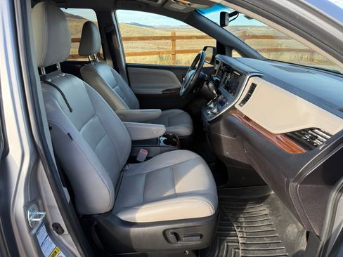 Used 2017 Toyota Sienna Limited Premium image 16